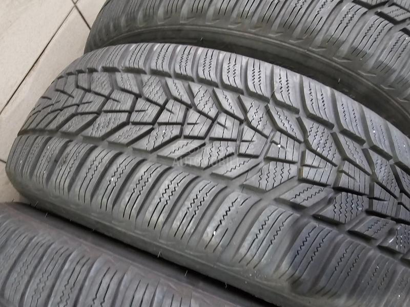Hankook 215/60 R17 Zimska