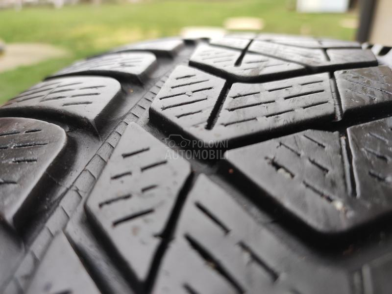 Pirelli 215/65 R17 Zimska