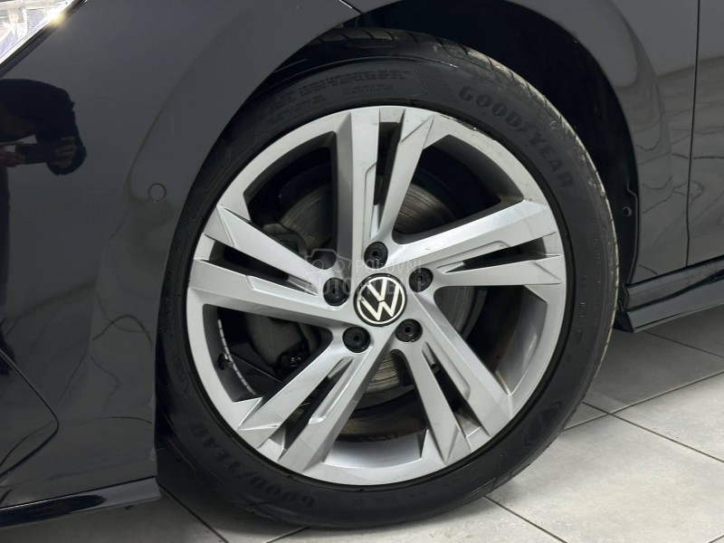 Volkswagen Golf 8 1.5 eTSI R-LINE AUT