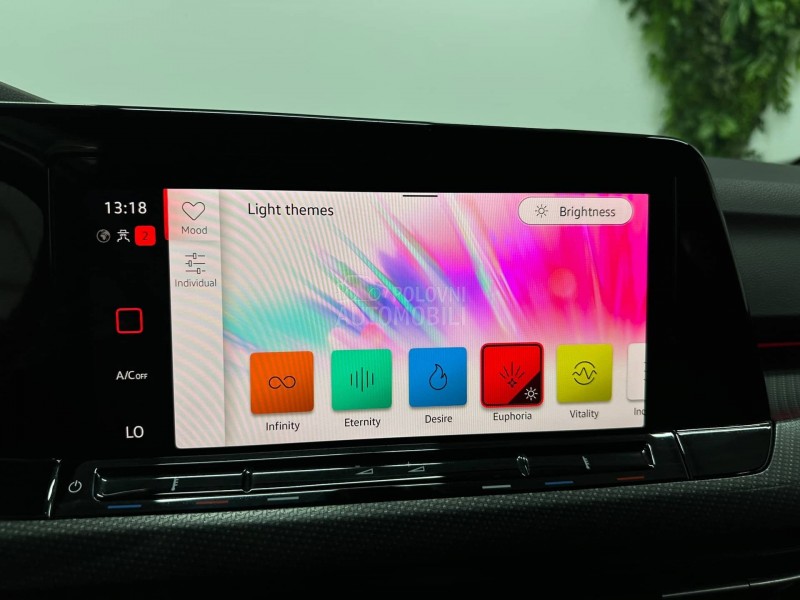 Volkswagen Golf 8 1.5 eTSI R-LINE AUT