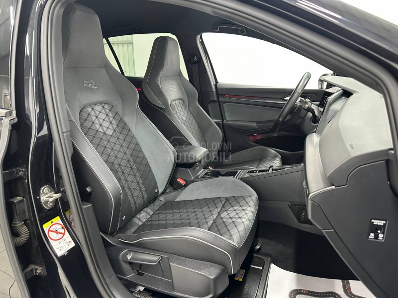 Volkswagen Golf 8 1.5 eTSI R-LINE AUT