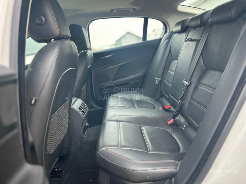 Jaguar XE 2.0D Portfolio