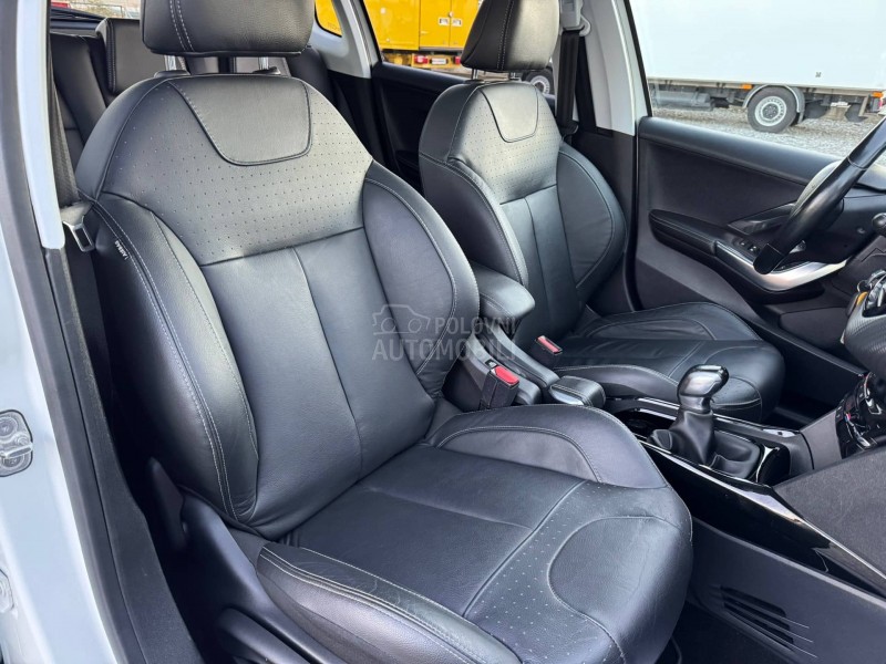 Peugeot 2008 Feline/Pano/Perla