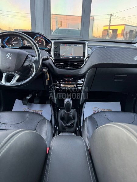 Peugeot 2008 Feline/Pano/Perla