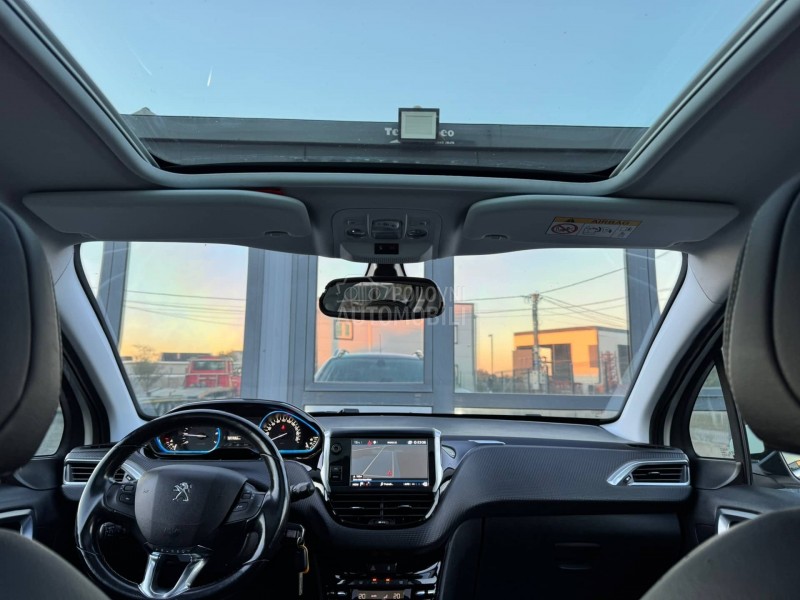 Peugeot 2008 Feline/Pano/Perla