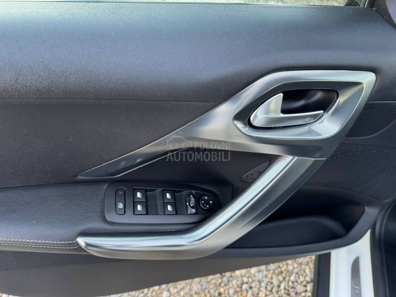 Peugeot 2008 Feline/Pano/Perla