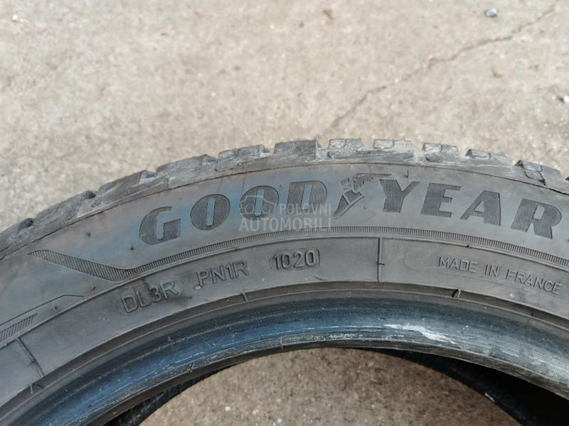 Goodyear 215/55 R17 Zimska