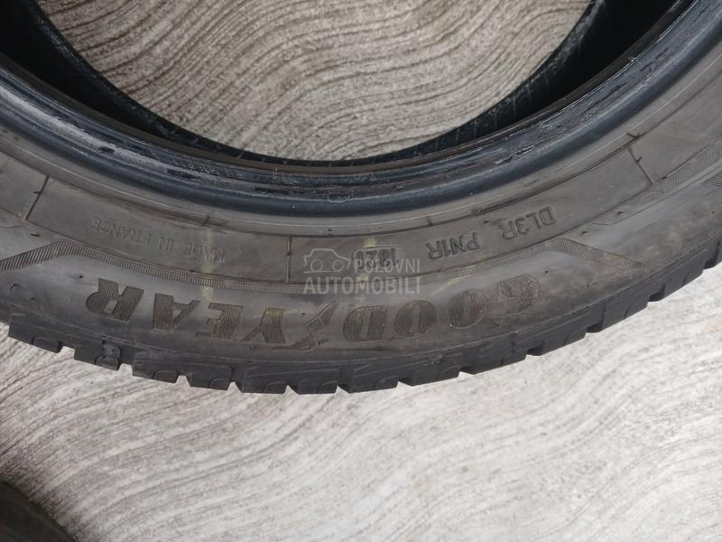 Goodyear 215/55 R17 Zimska