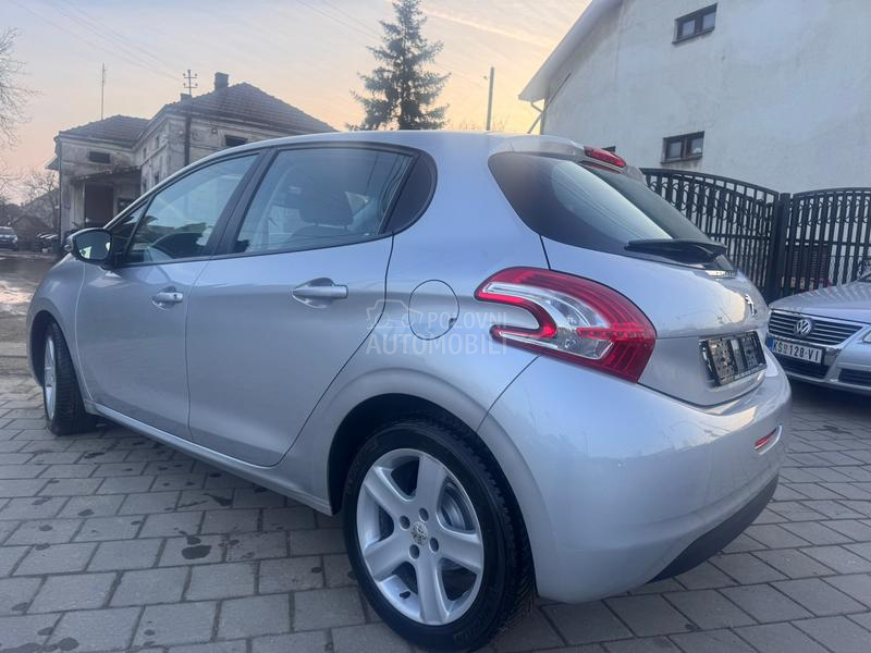 Peugeot 208 1.2 BEN. ŠVAJ NOV