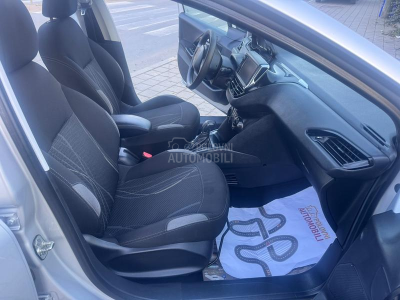 Peugeot 208 1.2 BEN. ŠVAJ NOV