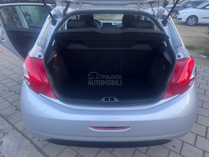 Peugeot 208 1.2 BEN. ŠVAJ NOV