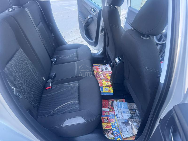 Peugeot 208 1.2 BEN. ŠVAJ NOV