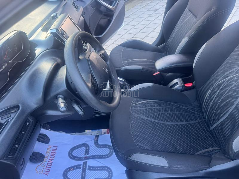 Peugeot 208 1.2 BEN. ŠVAJ NOV