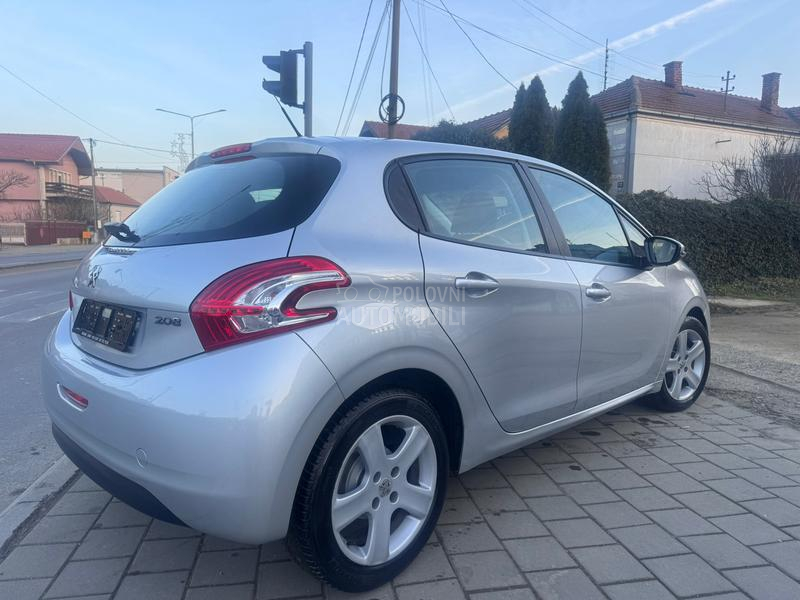 Peugeot 208 1.2 BEN. ŠVAJ NOV