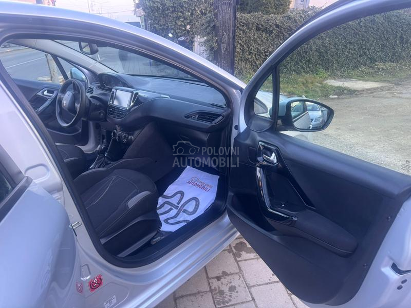 Peugeot 208 1.2 BEN. ŠVAJ NOV