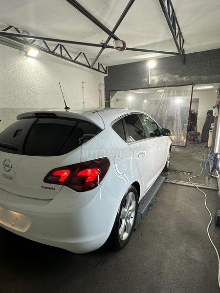 Opel Astra J 