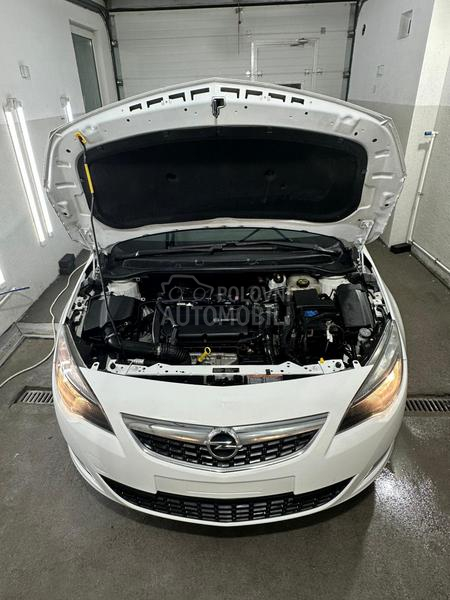 Opel Astra J 