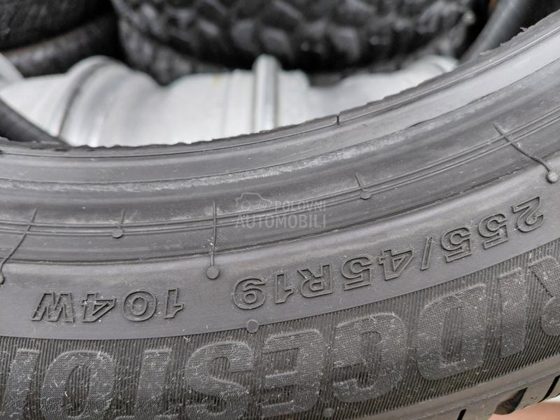 Bridgestone 255/45 R19 Zimska