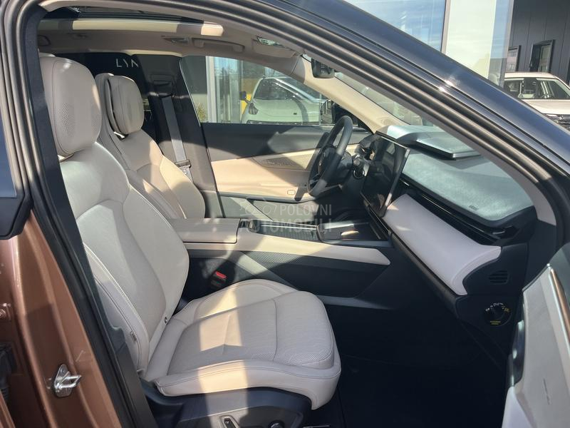 Lynk & Co 08 MORE PHEV