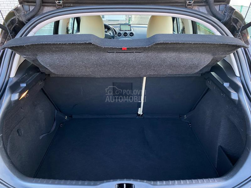 Peugeot 308 1.6 e-HDI/KOŽA/LED