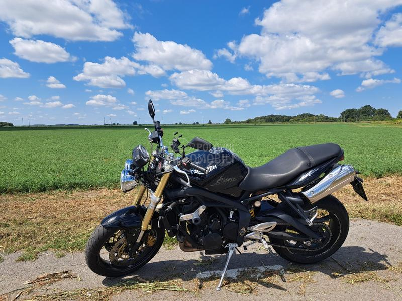 Triumph STREET TRIPLE 675