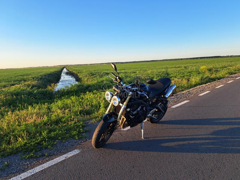 Triumph STREET TRIPLE 675