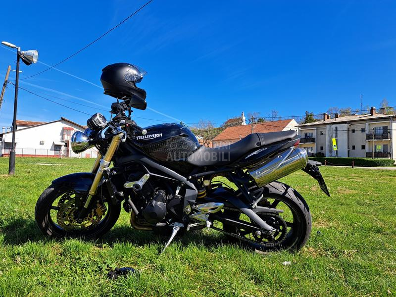 Triumph STREET TRIPLE 675