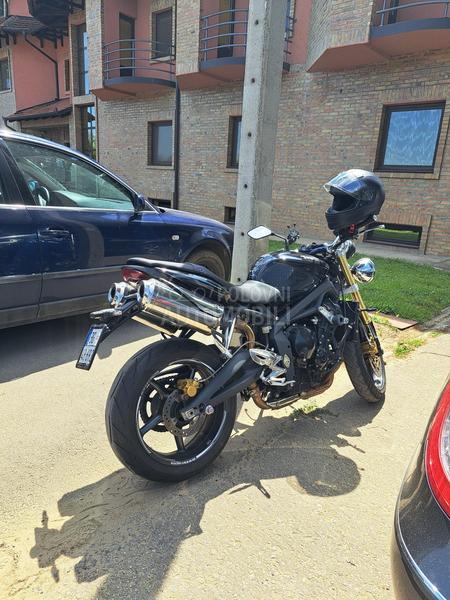 Triumph STREET TRIPLE 675