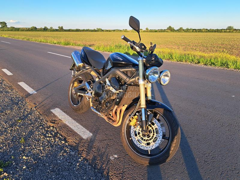 Triumph STREET TRIPLE 675