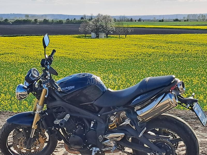 Triumph STREET TRIPLE 675