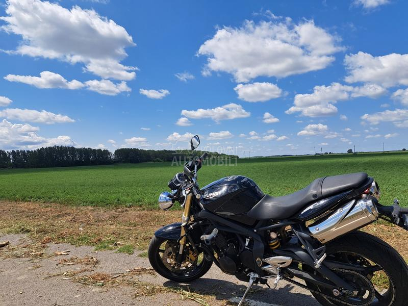 Triumph STREET TRIPLE 675
