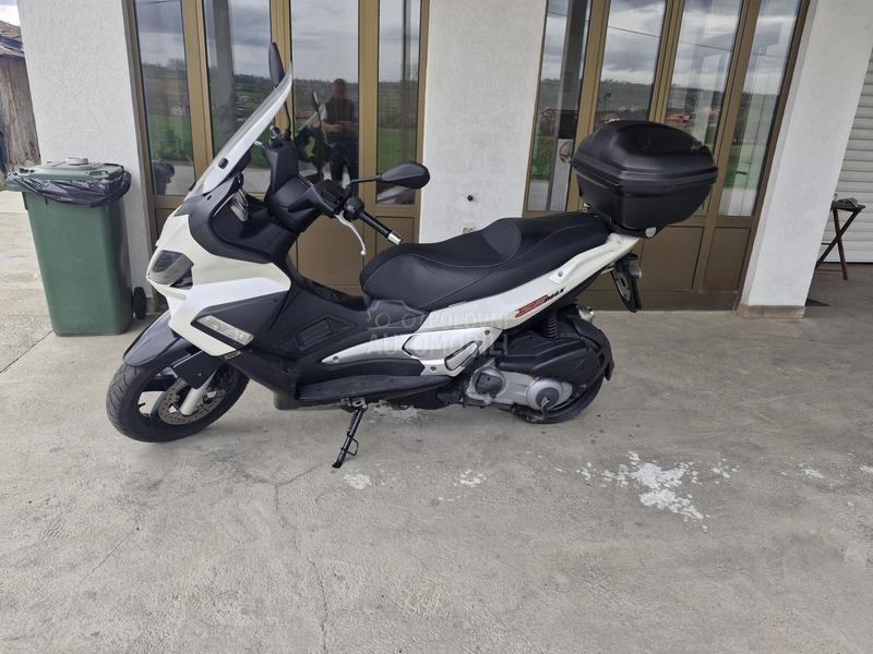 Aprilia SR MAX 300