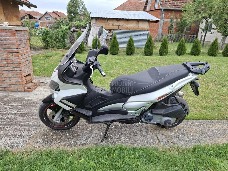 Aprilia SR MAX 300