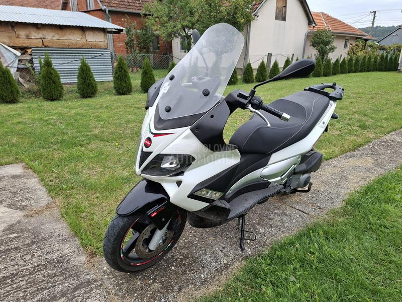 Aprilia SR MAX 300