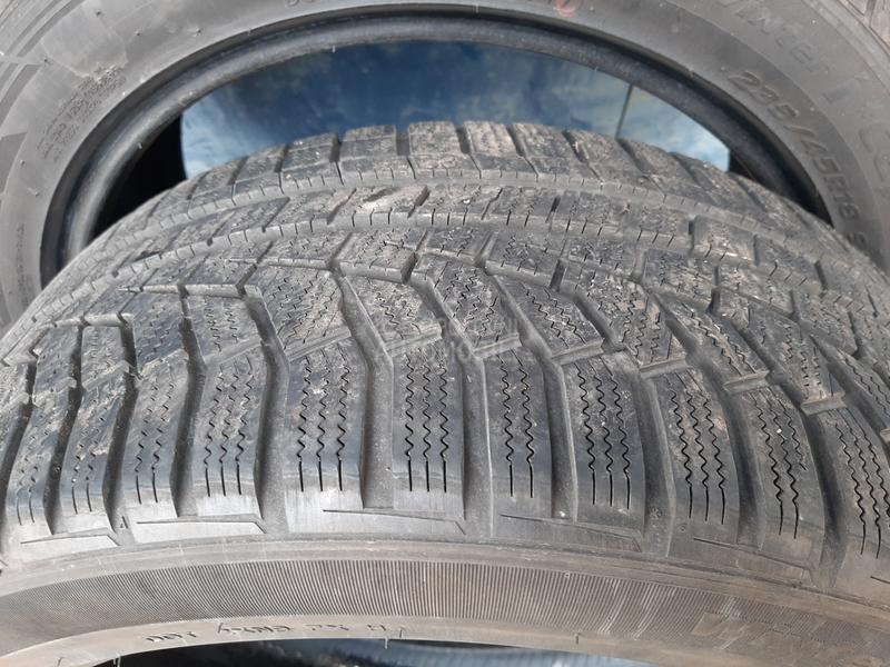 Hankook 235/45 R18 Zimska