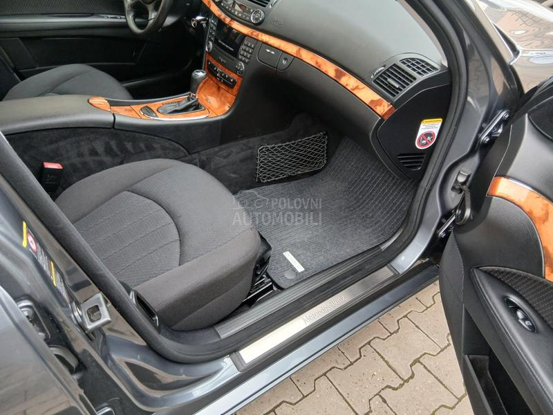Mercedes Benz E 220 ELEGANCE  SIBER NL.