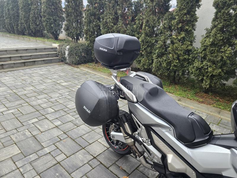Honda x adv