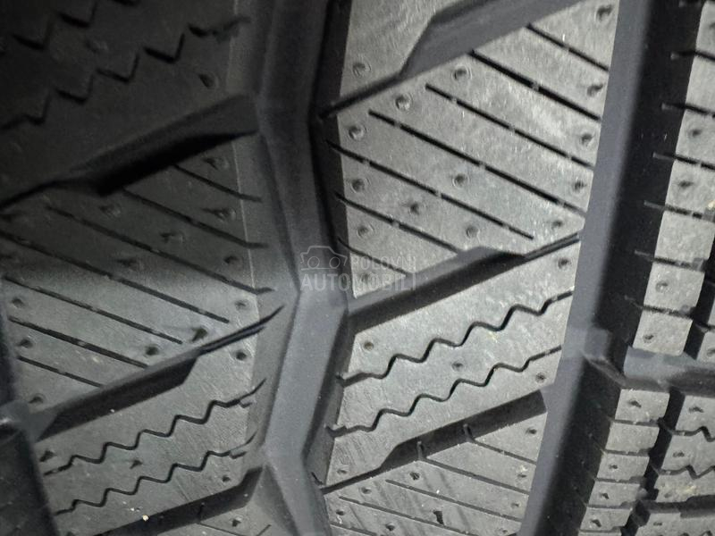 Hankook 215/60 R17 Zimska