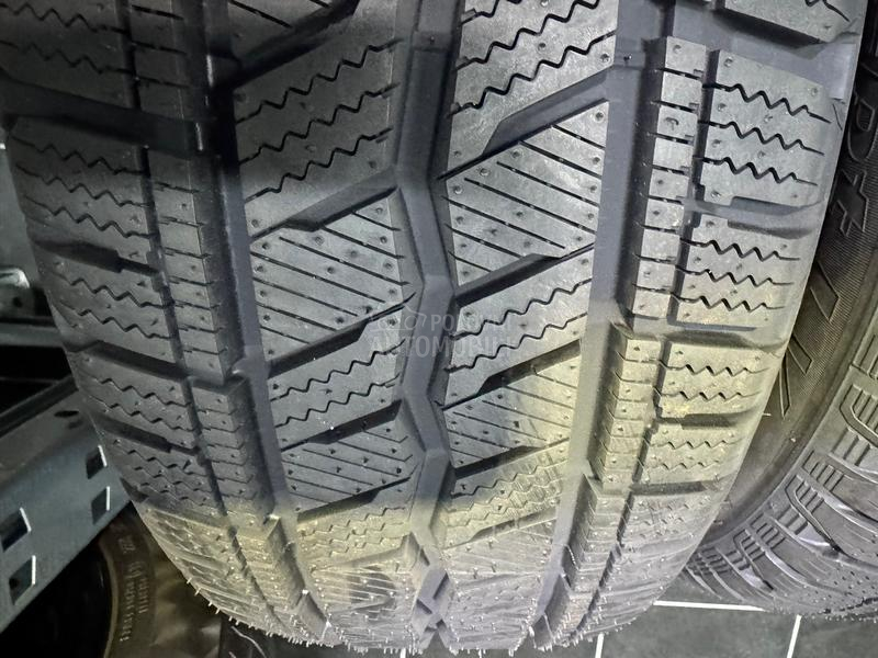 Hankook 215/60 R17 Zimska