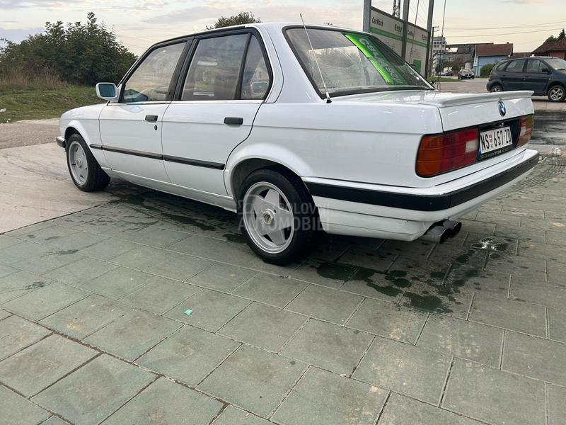 BMW 320 e30