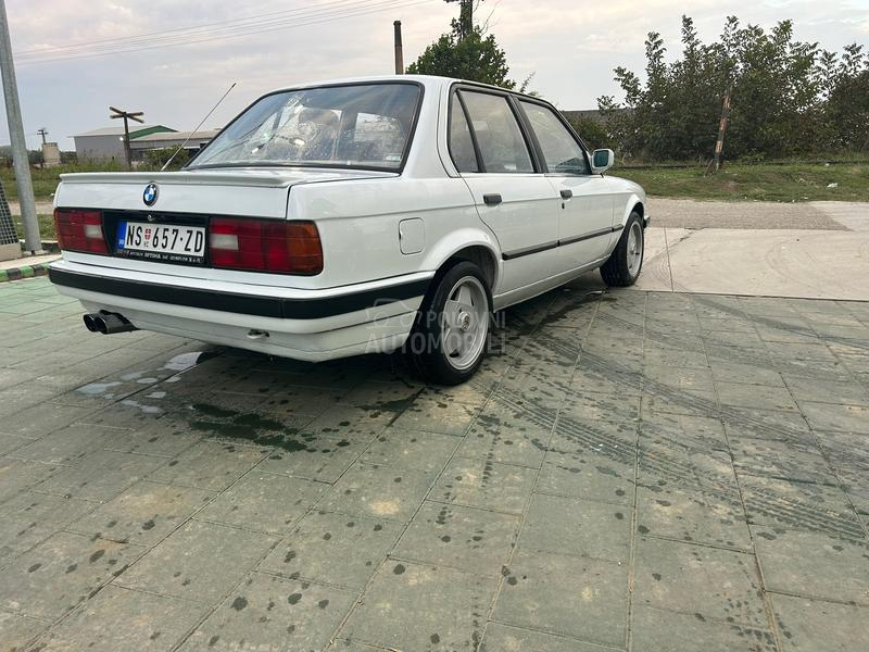 BMW 320 e30