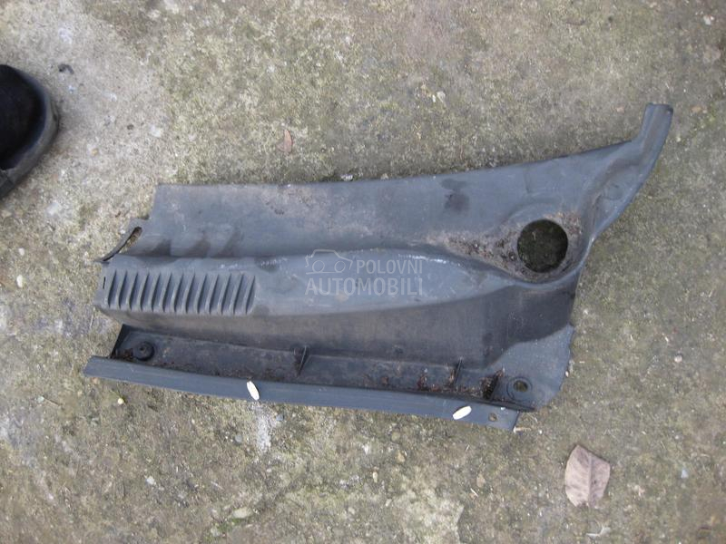 Plastika ispod brisaca