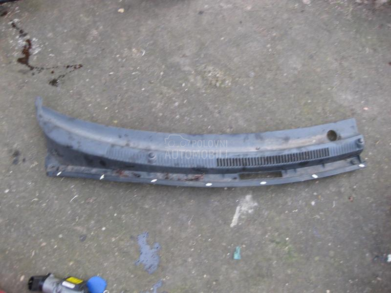 Plastika ispod brisaca