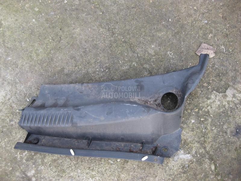 Plastika ispod brisaca