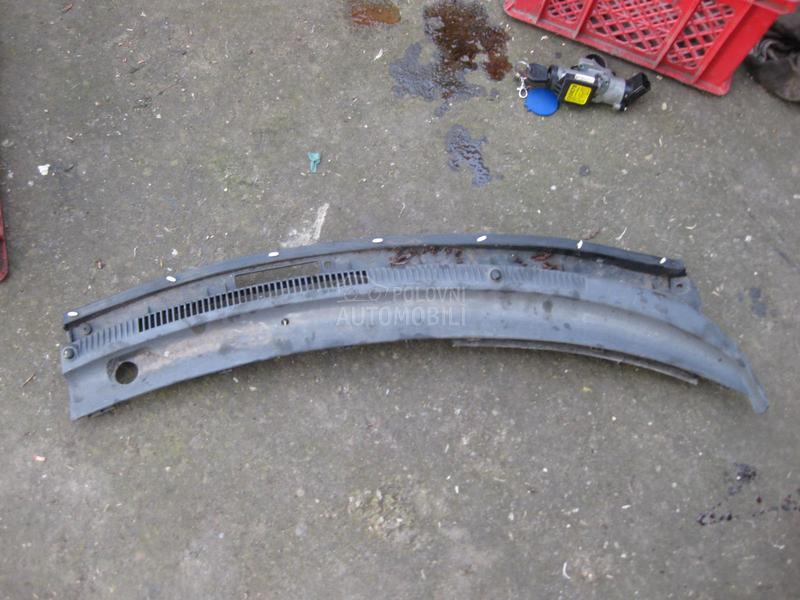 Plastika ispod brisaca