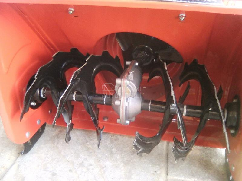 Mercedes Benz snego cistac