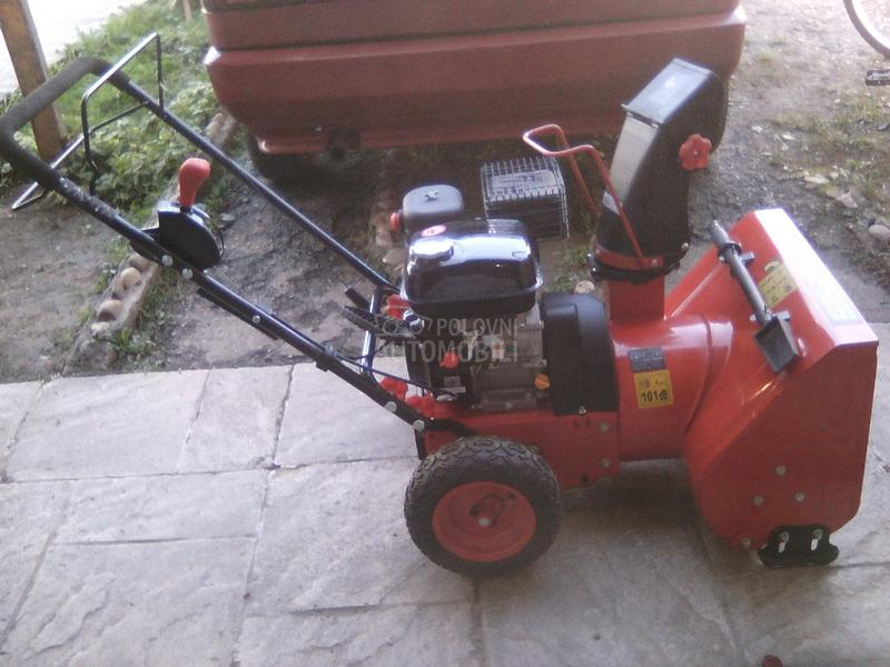 Mercedes Benz snego cistac