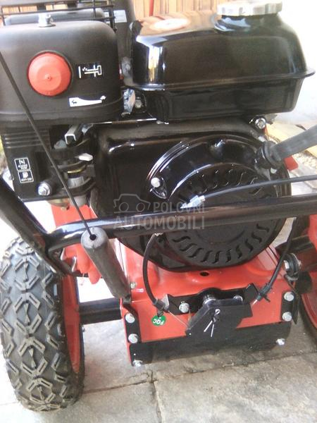 Mercedes Benz snego cistac