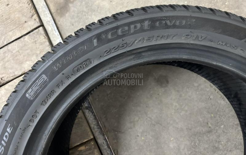 Hankook 225/45 R17 Zimska