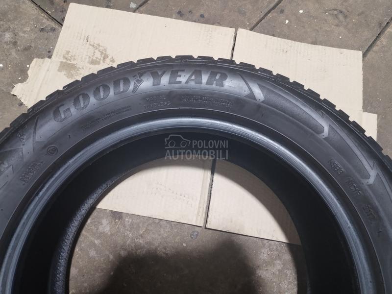 Goodyear 215/55 R16 Zimska
